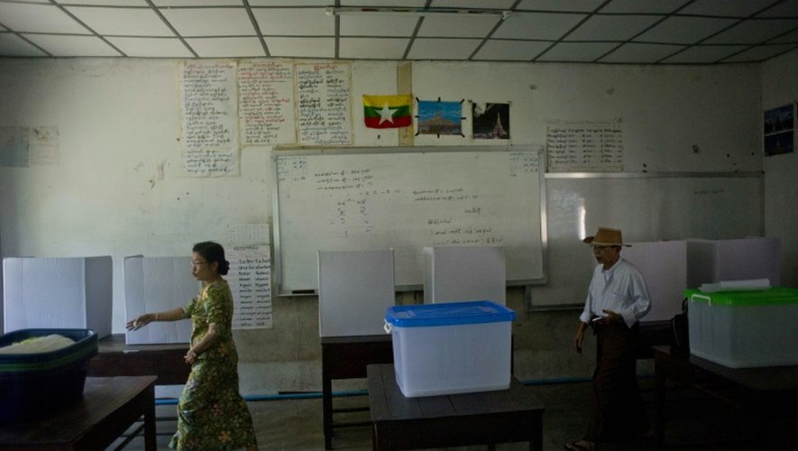 Installation d'un bureau de vote, le 7 novembre 2015 à Rangoun