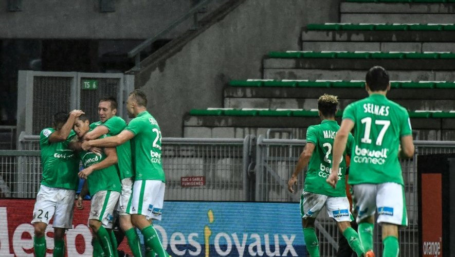 Les Stéphanois se congratulent après le but sur penalty de Romain Hamouma face à Bastia, le 18 septembre 2016 à Geoffroy-Guichard