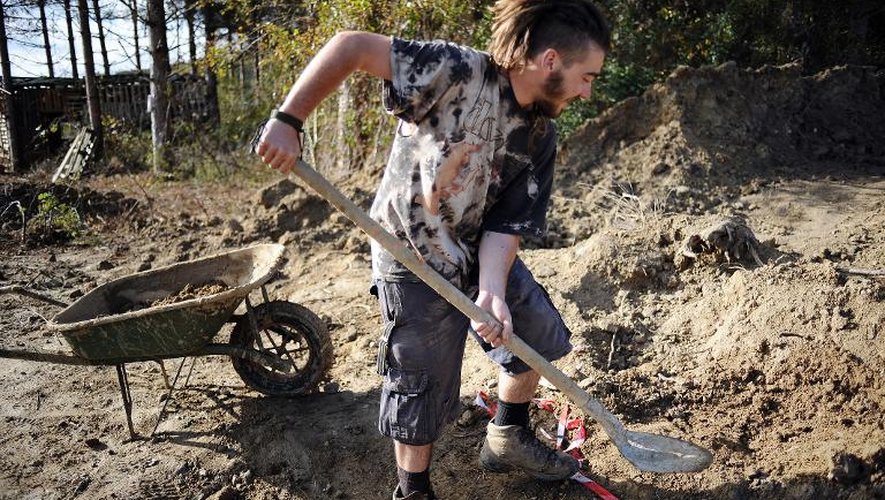 Un militant prépare le terrain sur le site du barrage contesté de Sivens (Tarn) pour y construire une cabane, le 6 novembre 2014
