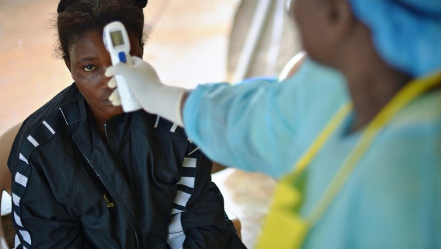 Un contrôle de température sur une jeune fille soupçonnée d'être infectée par le virus Ebola le 16 août 2014 à Kenema, au Sierra Leone