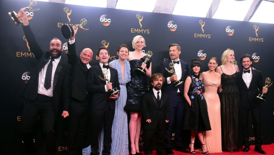 L'équipe de Game of Thrones pose avec l'Emmy de la meilleure série dramatique à Los Angeles le 18 septembre 2016