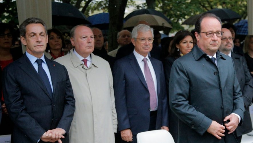 Nicolas Sarkozy (G) et François Hollande (D) lors de la cérémonie d'hommage aux victimes des attentats terroristes le 19 septembre 2016 aux Invalides à Paris
