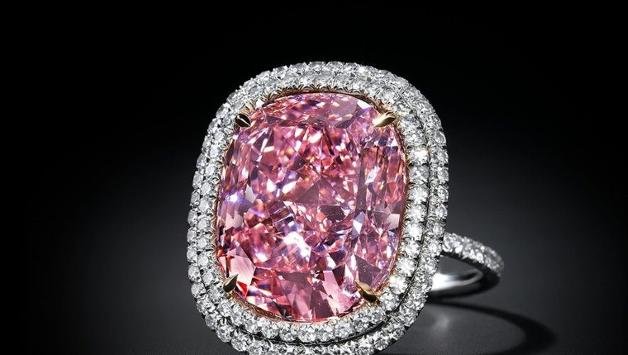 Un diamant rose vendu par Christie's présenté le 25 septembre 2015