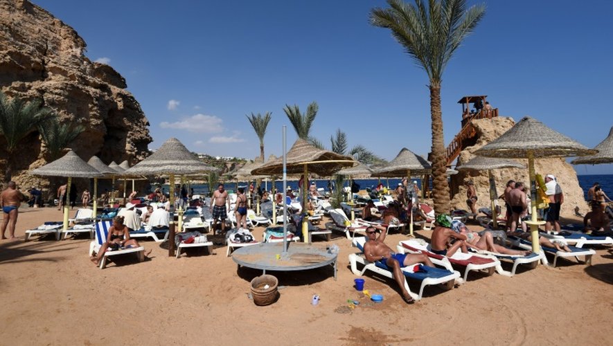 Des touristes se baignent à Charm-el-Cheikh le 7 novembre 2015