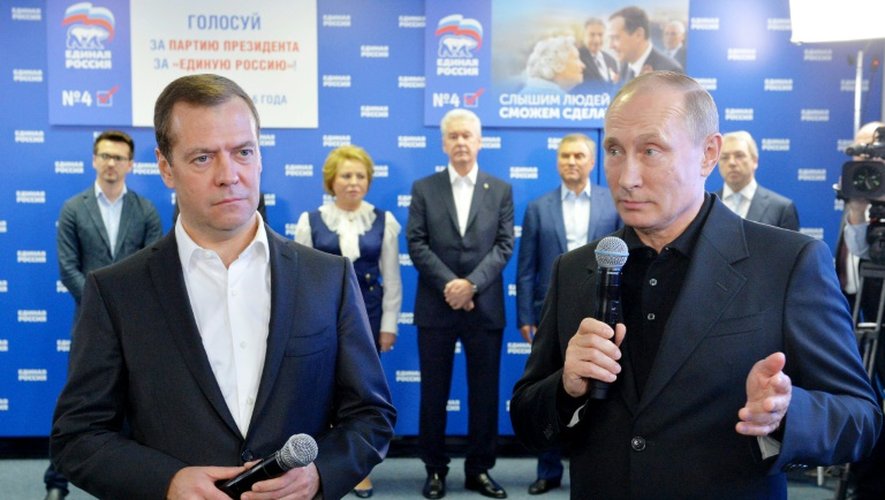 Le Premier ministre Dmitri Medvedev et le président Vladimir Poutine au QG de campagne de Russie Unie à Moscou le 18 septembre 2016