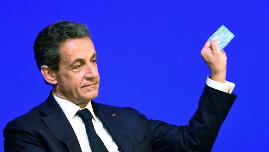 L'ancien président de la République Nicolas Sarkozy vote lors du Conseil national des Républicains à Paris le 7 novembre 2015
