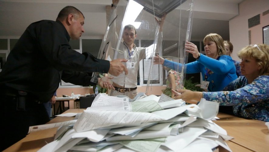 Les membres de la commission électorale vident une urne dans un bureau de vote à Simféropol en Crimée le 18 septembre 2016
