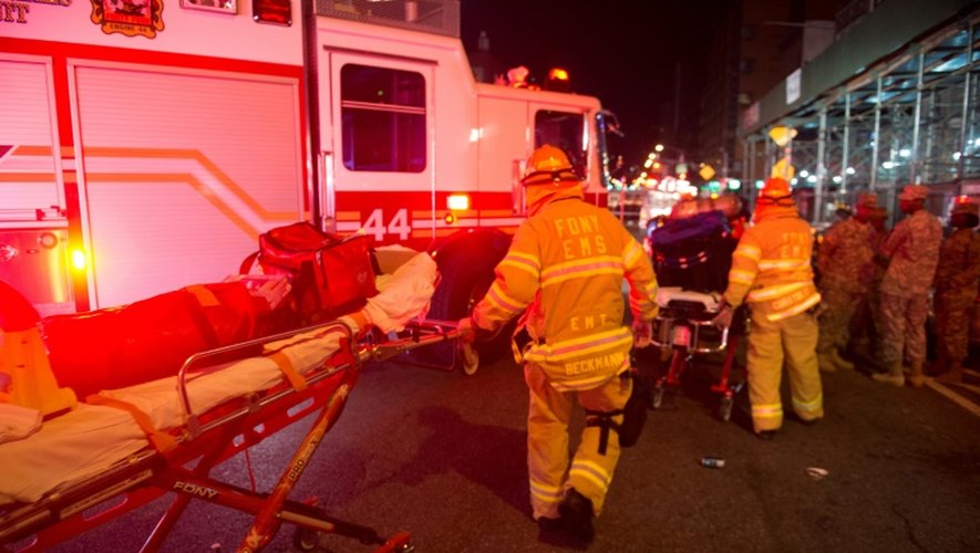 Des pompiers mobilisés après l'explosion sur la 23e rue à New York le 17 septembre 2016