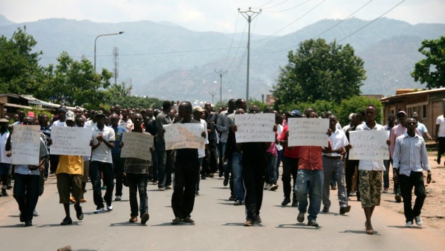 Des manifestants réclament la fin des violences au Burundi pendant les funérailles d'un journaliste et de sa famille le 20 octobre 2015