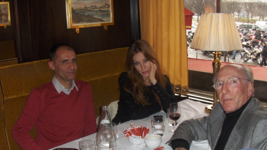 Pascal Galopin avec Mareva Galanter et Claude Pinoteau au cours d’un déjeuner de travail en vue du film « Le violon aux couleurs ».