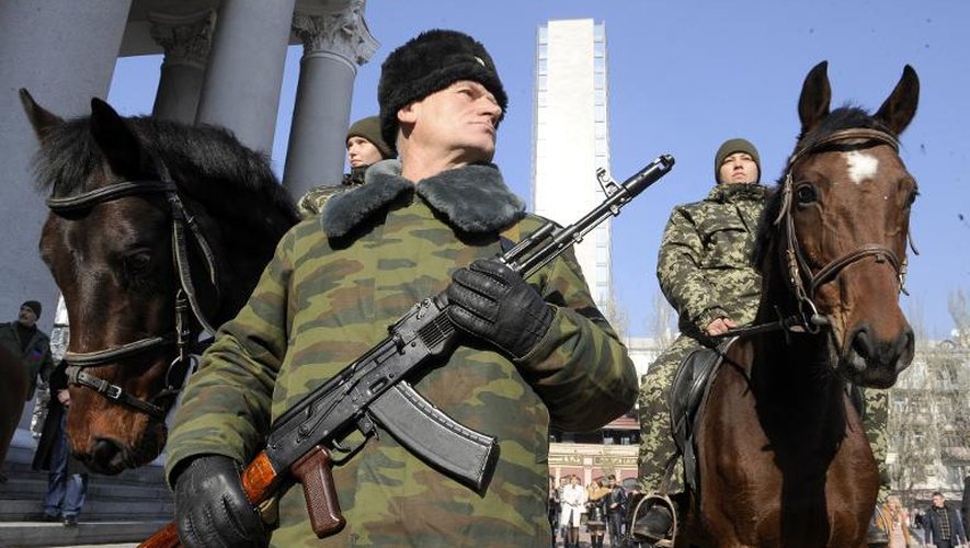 Des séparatistes prorusses montent la garde à Donetsk, le 4 novembre 2014 dans l'Est de l'Ukraine