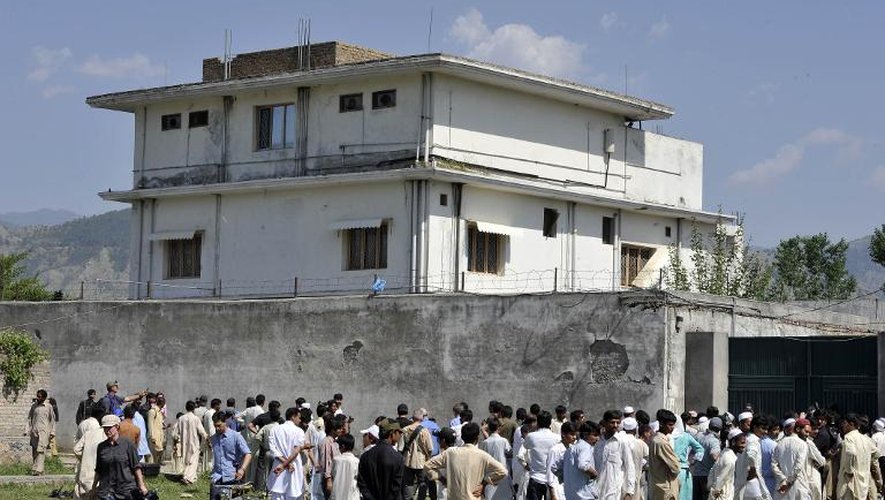 Des Pakistanais devant le compound où se cachait Oussama Ben Laden, au lendemain de l'attaque des forces spéciales américaines à Abbottabad, le 3 mai 2011