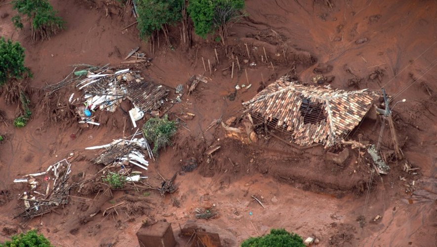 Le village de Bento Rodrigues submergé par une coulée de boue après la rupture d'un barrage, dans l'état de Minas Gerais, au Brésil le 6 novembre 2015