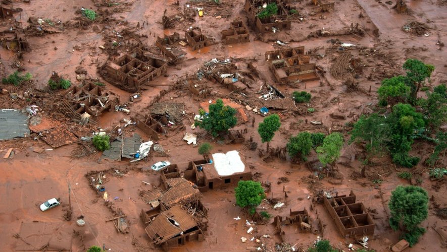 Le village de Bento Rodrigues submergé par une coulée de boue après la rupture d'un barrage, dans l'état de Minas Gerais, au Brésil le 6 novembre 2015