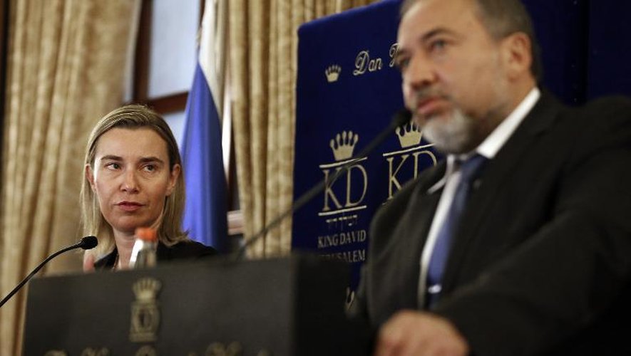 La nouvelle chef de la diplomatie européenne Federica Mogherini, lors d'une conférence de presse conjointe avec le ministre israélien des Affaires étrangères, Avigdor Lieberman, le 7 novembre 2014 à Jérusalem