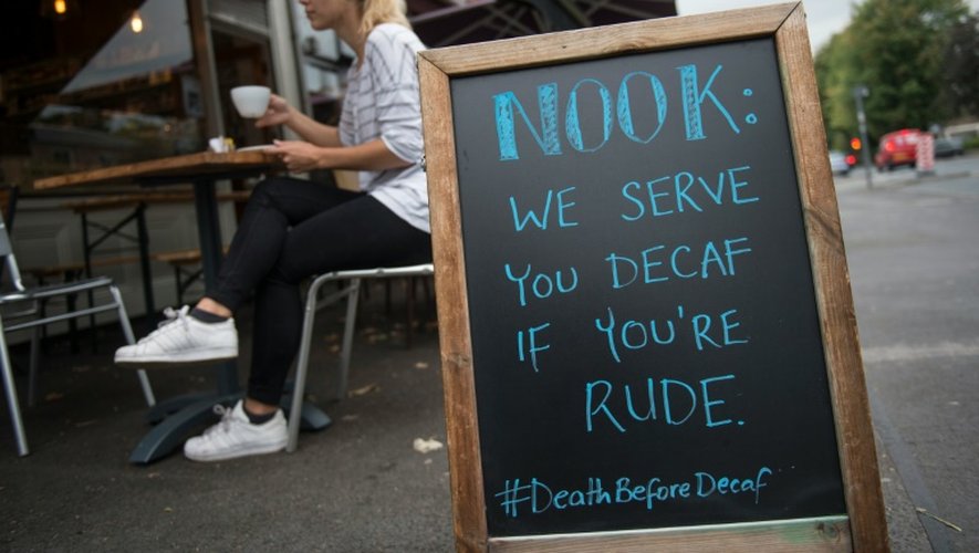 "Nous vous servons des décafféinés si vous êtes malpoli" lit-on sur un tableau noir d'un café Nook à Stockport le 13 septembre 2016