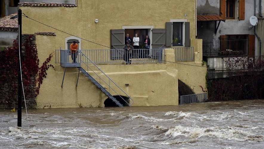 Des habitants inondés, le 4 novembre 2014 à Saint-Laurent-du-Pape