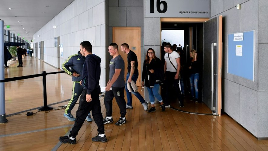 Des suspects des émeutes de Moirans et leurs proches quittent la salle d'audience au tribunal correctionnel de Grenoble, le 19 septembre 2016