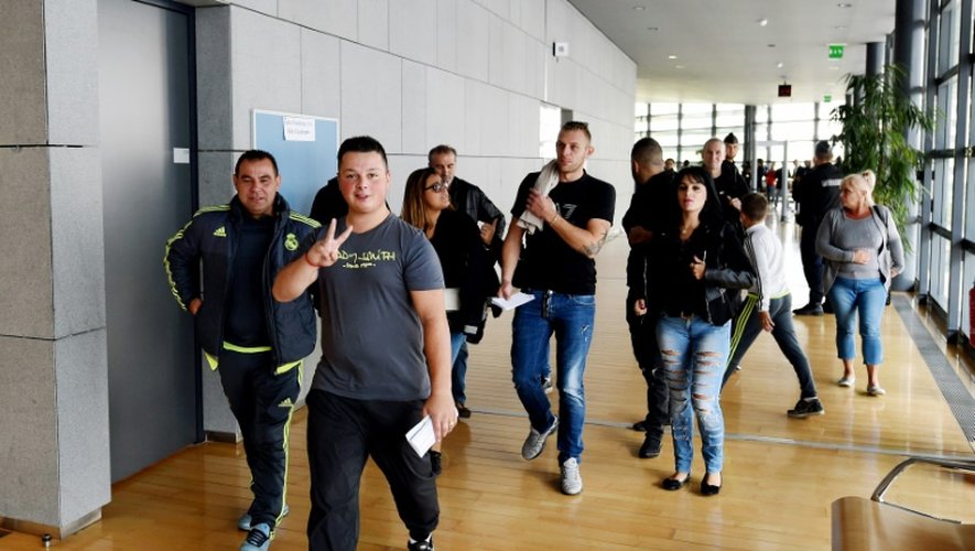 Des suspects des émeutes de Moirans et leurs proches arrivent au tribunal correctionnel de Grenoble, le 19 septembre 2016