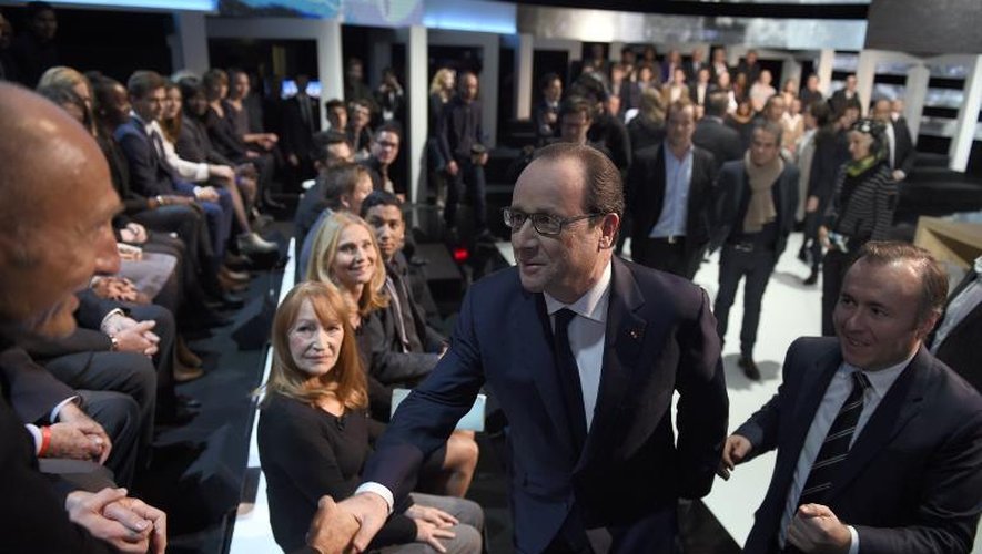 François Hollande au milieu des invités sur le plateau de TF1 le 6 novembre 2014 à Aubervilliers