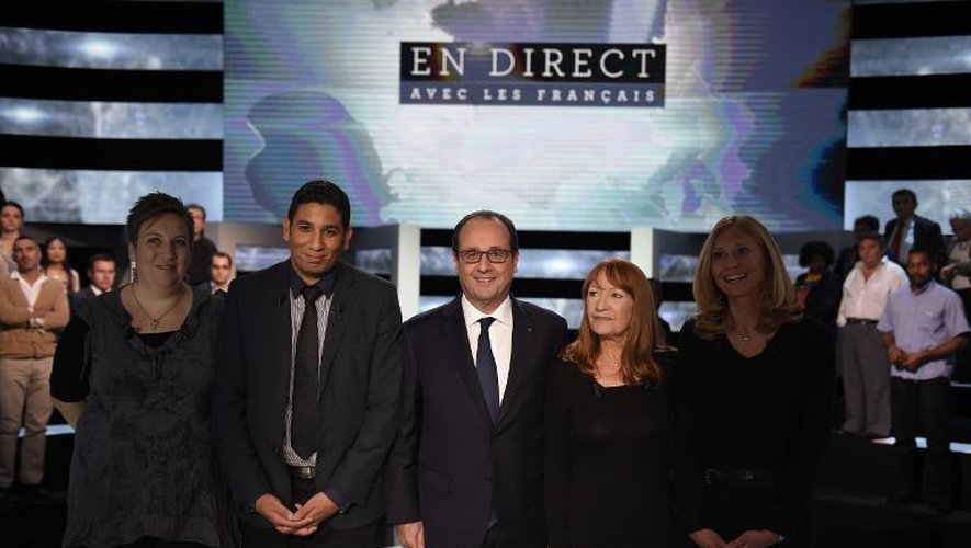 Francois Hollande entouré des quatre Français qui l'ont interrogé, le 6 novembre 2014 sur le plateau de TF1 à Aubervilliers