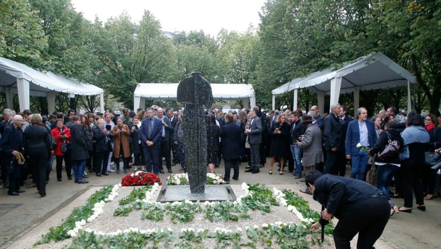 Des centaines de personnes réunies le 19 septembre 2016 dans les jardins de l'Intendant aux Invalides pour une cérémonie en hommage aux victimes du terrorisme