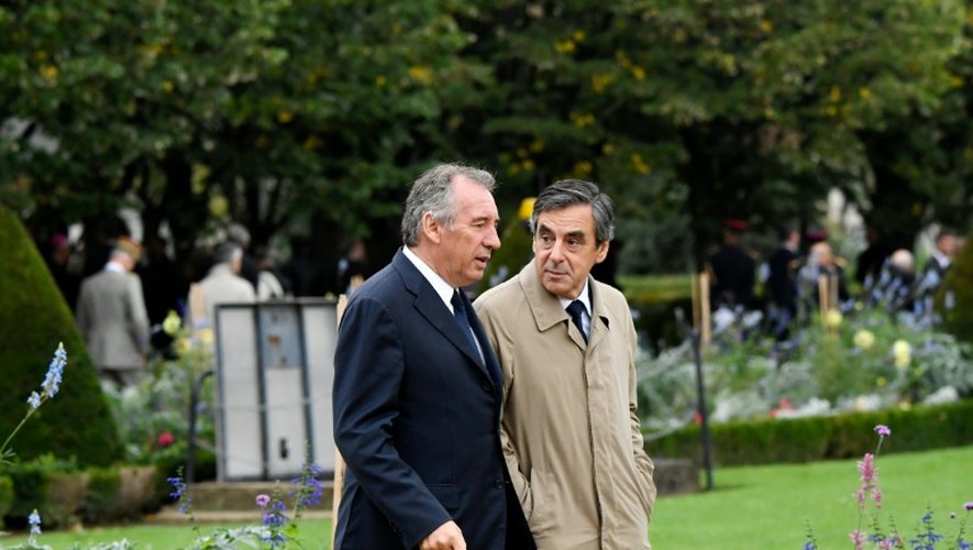 François Bayrou et François Fillon lors de la cérémonie d'hommage aux victimes des attentats terroristes le 19 septembre 2016 aux Invalides à Paris