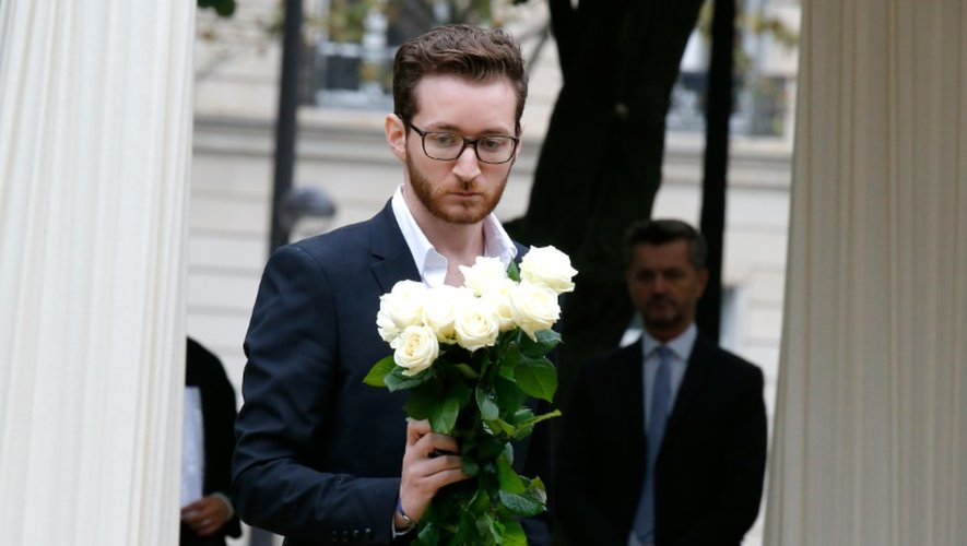 Le proche d'une victime du terrorisme lors de la cérémonie d'hommage le 19 septembre 2016 aux Invalides à Paris