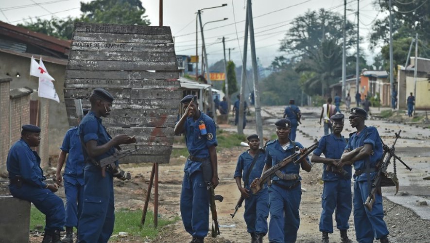 Des policiers à Bujumbura lors d'une manifestation contre le président le 20 mai 2015