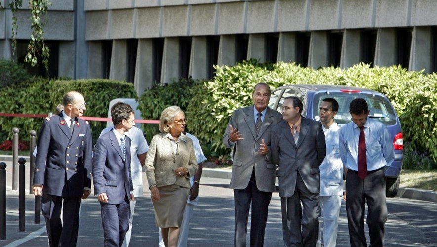 Jacques Chirac avec son épouse Bernadette à la sortie de l'hôpital du Val de Grâce, le 9 septembre 2005 à Paris, après un accident vasculaire cérébral