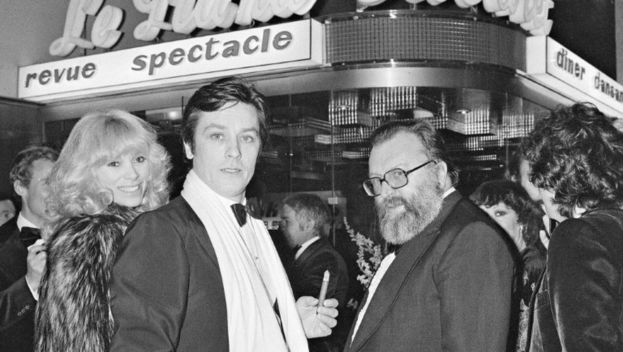 Alain Delon entouré de Mireille Darc et Sergio Leone à Nice le 15 janvier 1977