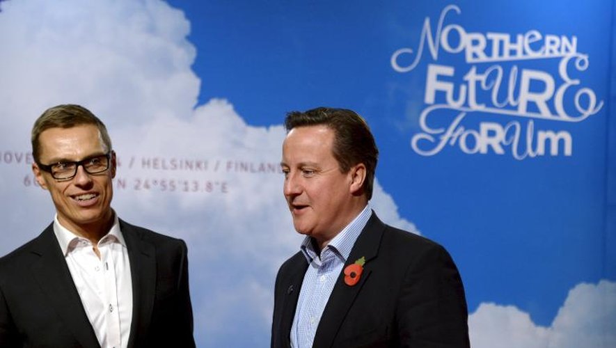 Le Premier ministre finlandais Alexander Stubb (g) accueille son homologue britannique David Cameron au Forum nordique pour l'avenir à Helsinki le 6 novembre 2014