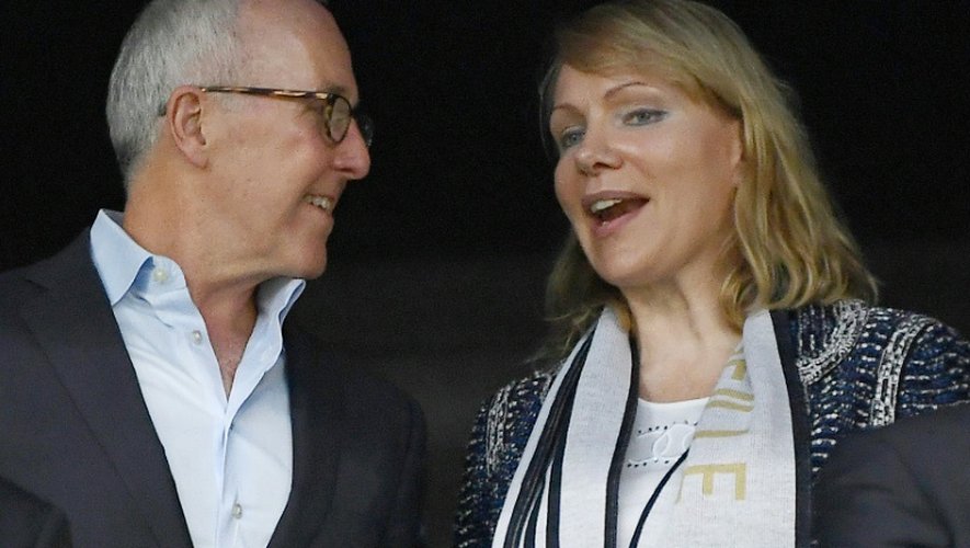 Le futur propriétaire de l'Olympique de Marseille Frank McCourt et  l'actuelle propriétaire Margarita Louis-Dreyfus, le 18 septembre 2016 au Vélodrome