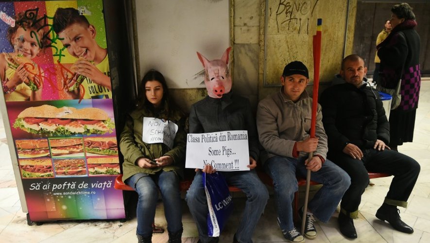 Des manifestants expriment leur colère contre la classe politique roumaine, le 7 novembre 2015 à Bucarest