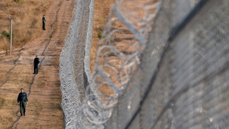 Des garde-frontières bulgares près d'une barrière en fil barbelés érigée à la frontière entre la Bulgarie et la Turquie près de Lesovo le 14 septembre 2016
