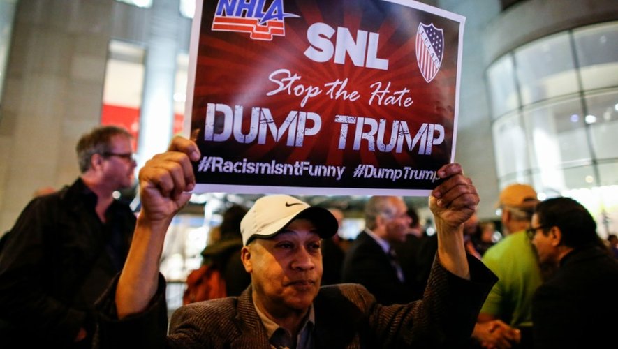 Manifestation contre la participation de Donald Trump à SNL, le 4 novembre 2015, à New York