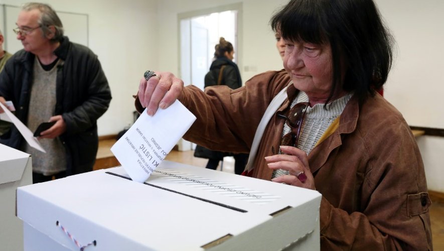 Une électrice dépose son bulletin de vote dans l'urne à l'occasion des législatives, le 8 novembre 2015 à Zagreb