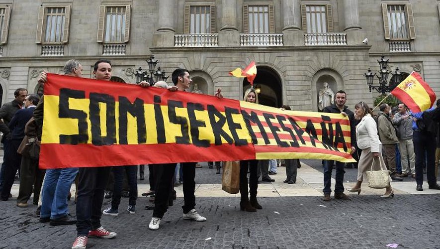 Des manifestants anti indépendance catalan devant le siège du gouvernement à Barcelone le 8 novembre 2014