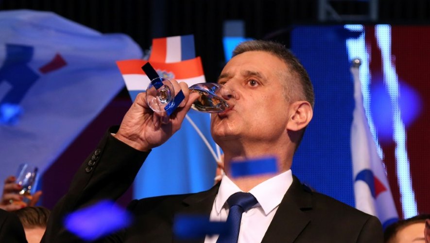 Tomislav Karamarko, leader du principal parti d'opposition croate, célèbre les premiers résultats des élections législatives le 8 novembre 2015 à Zagreb