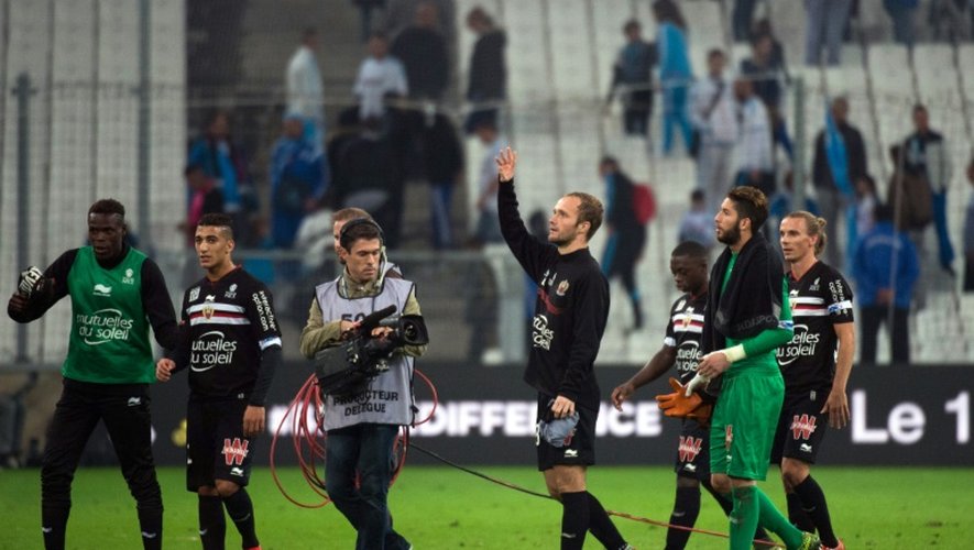 L'attaquant de Nice Valère Germain salue le public à la fin du match contre Marseille, le 8 novembre 2015 au Stade Vélodrome
