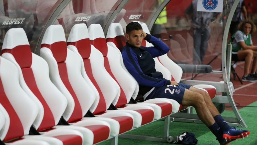 Le milieu de terrain offensif du PSG Hatem Ben Arfa sur le banc avant le match contre Monaco à Louis-II, le 28 août 216
