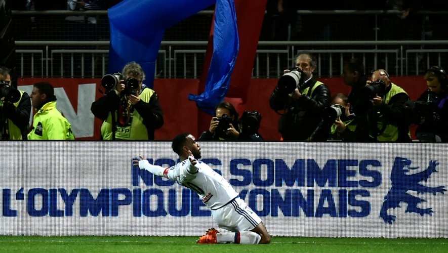 L'attaquant de Lyon Alexandre Lacazette célèbre le 2e de ses 3 buts contre Saint-Etienne, le 8 novembre 2015 au stade  de Gerland