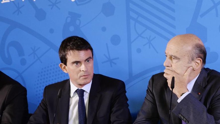 Le Premier ministre français Manuel Valls (g) et le maire de Bordeaux Alain Juppé le 23 octobre 2014 à Bordeaux
