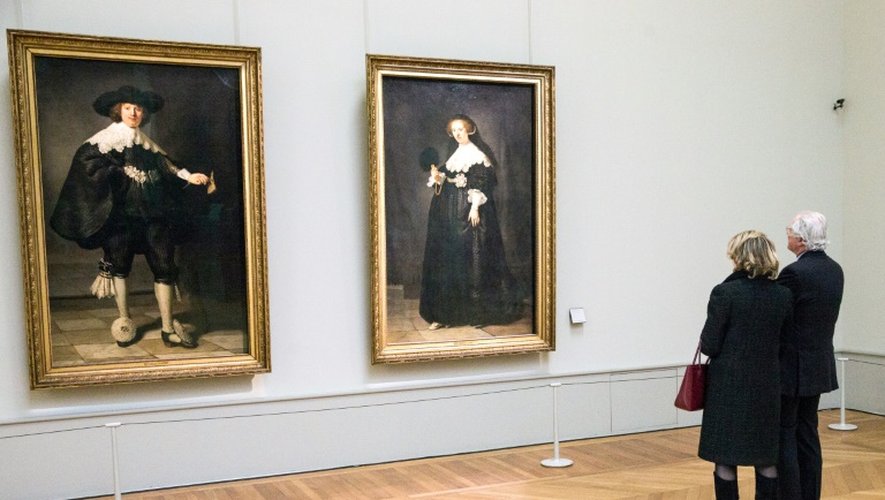 Des visiteurs contemplent deux tableaux de Rembrandt au Louvre, le 10 mars 2016