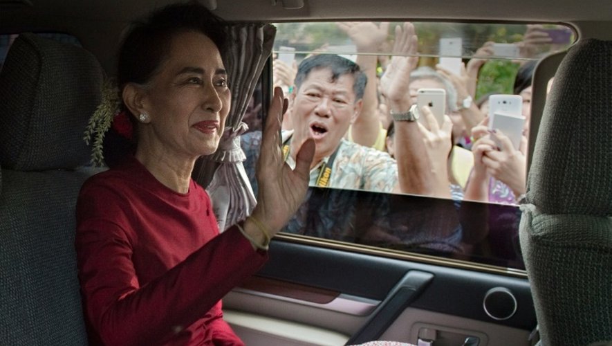 Aung San Suu Kyi en route pour le bureau de vote le 8 novembre 2015 à Rangoun