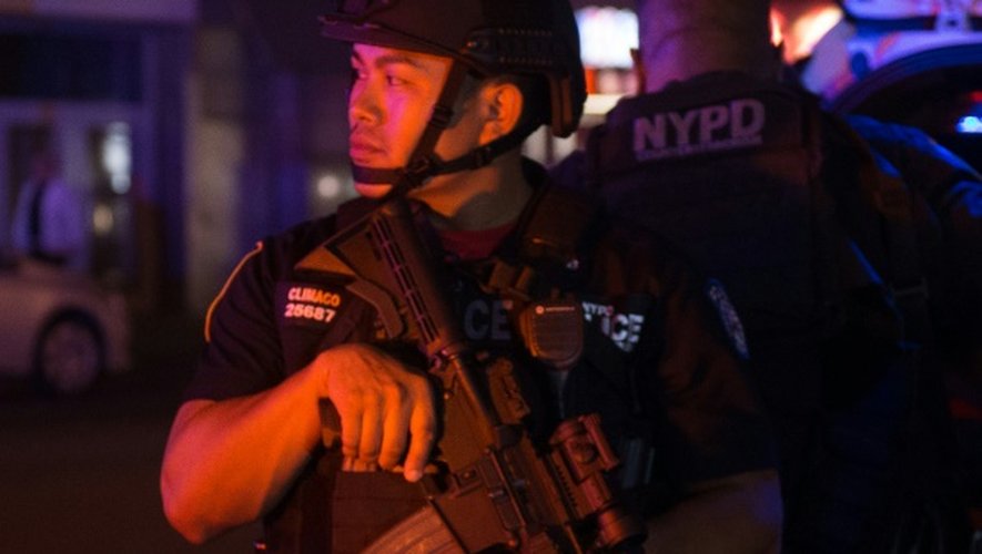 Un policier en faction près de la 23e rue à New York, où une explosion a fait 29 blessés, le 17 septembre 2016