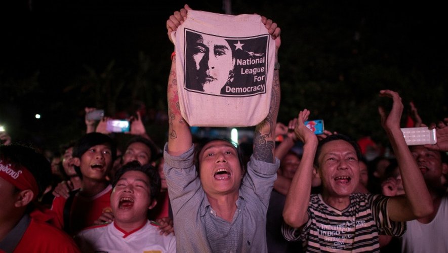 Les partisans d'Aung San Suu Ky le 9 novembre 2015 devant le siège de la NLD à Rangoun