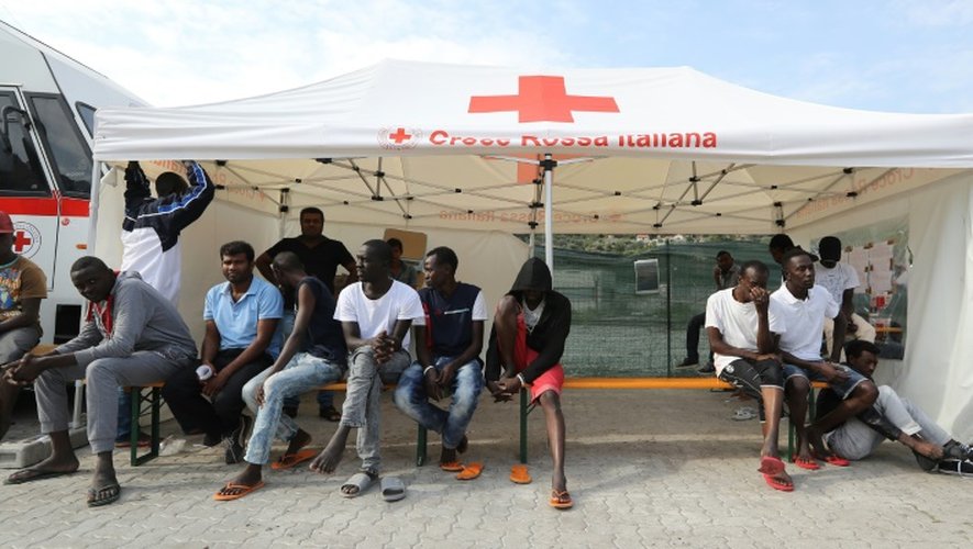 Des migrants, le 14 septembre 2016, dans le camp ouvert mi-juillet par la Croix-Rouge italienne à Vintimille, à la frontière française
