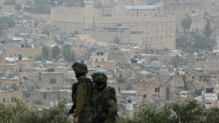 Des gardes israéliens surveillent la ville d'Hébron, en Cisjordanie, le 7 novembre 2015
