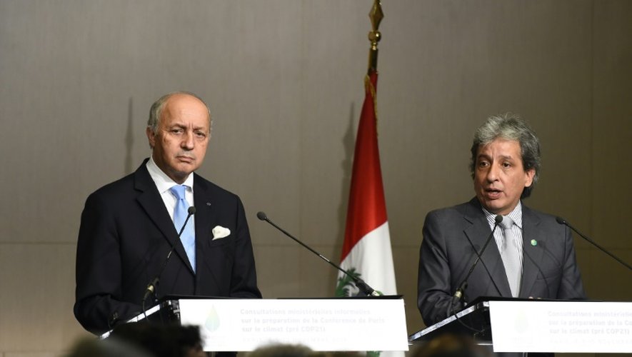 Le ministre français des Affaires étrangères Laurent Fabius  et le ministre péruvien de l'Environnement Manuel Pulgar-Vidal, le 8 novembre 2015 à Paris, lors d'une réunion de négociations sur le climat avant la COP21